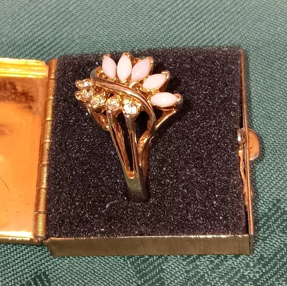 Ring A Queens Ring Size 13 Gold Tone With Opals & Cz's - Picture 2 of 5